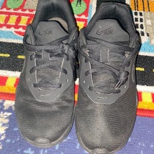 Black Nike air women’s tennis shoes